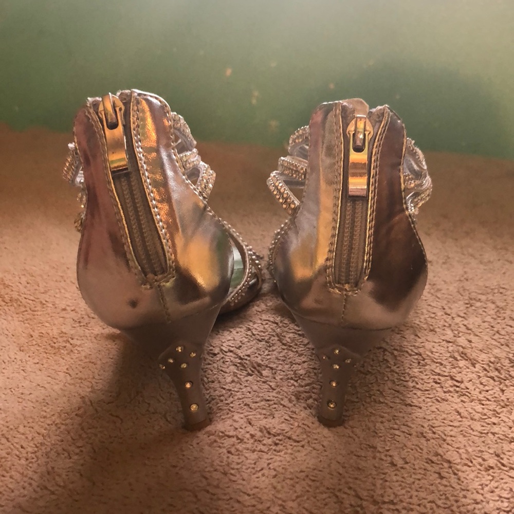 Silver Heels - Picture 3 of 4
